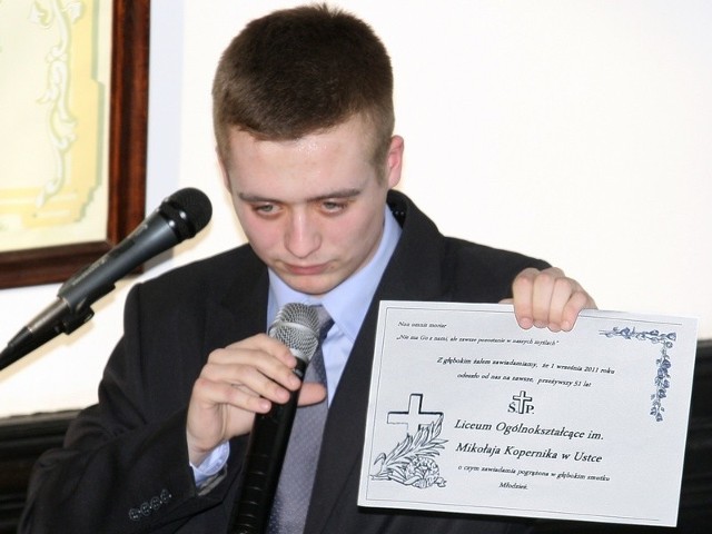 Jakub Klimek uczeń usteckiego liceum na sesji Rady Powiatu.