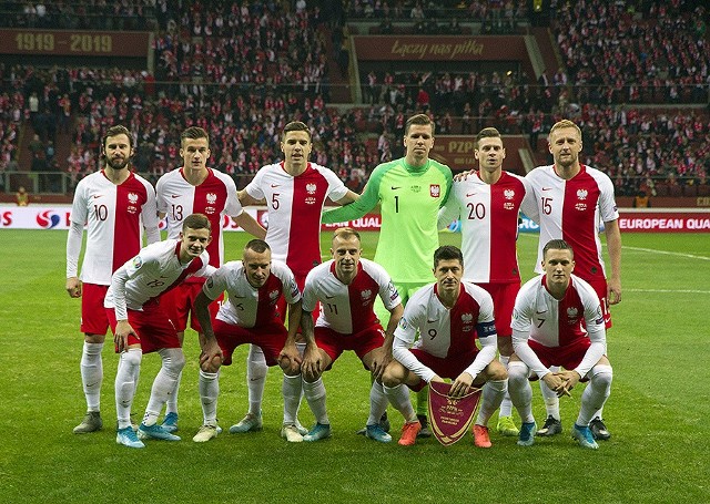 Przeszło 53 tys. obejrzało ostatni mecz el. Euro 2020 z trybun PGE Narodowego. W tym gronie byli Łukasz Fabiański i Jakub Błaszczykowski, którzy przybyli na stadion dla żegnającego się z kadrą Łukasza Piszczka. Polska wygrała 3:2 i zakończyła udział w grupie z 25 punktami. Zobaczcie zdjęcia z boiska i trybun.