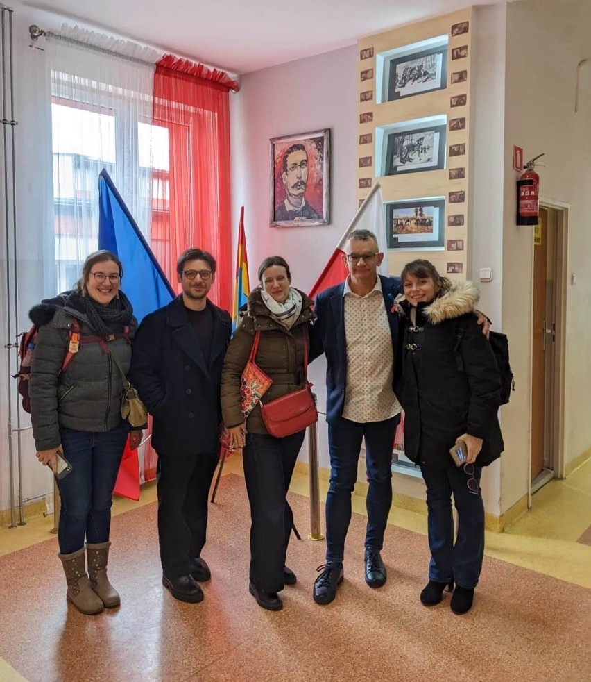 Nauczyciele z Francji odwiedzili PSP 7 w Radomsku. Chcą...