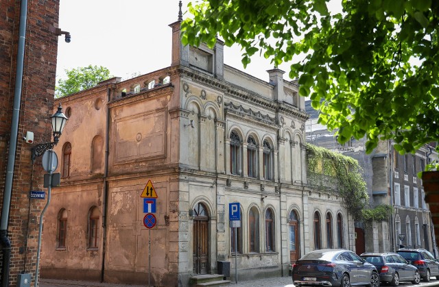 Budynek na rogu ul. Łaziennej i Ciasnej pochodzi z połowy lat 70. XIX wieku.