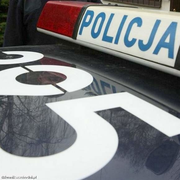 Policjanci zatrzymali mężczyznę, który pijany próbował uczyć 12-letnią córkę jazdy samochodem.