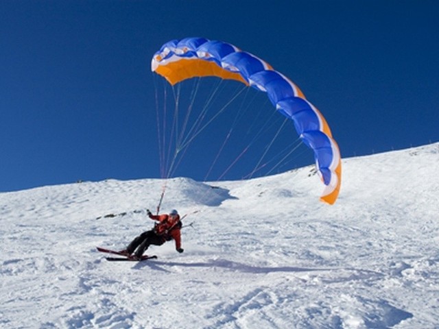 Speedriding to widowiskowa dyscyplina sportów ekstremalnych łącząca paralotniarstwo i jazdę na nartach.