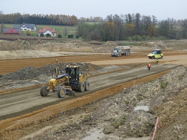 Mimo trudnej sytuacji związanej z pandemią, tempo prac na budowie nie zwalnia. Na poszczególnych odcinkach realizowane są kolejne etapy prac związanych z wykonaniem jezdni, wiaduktów, mostów, przejść dla zwierząt i sieci podziemnych.