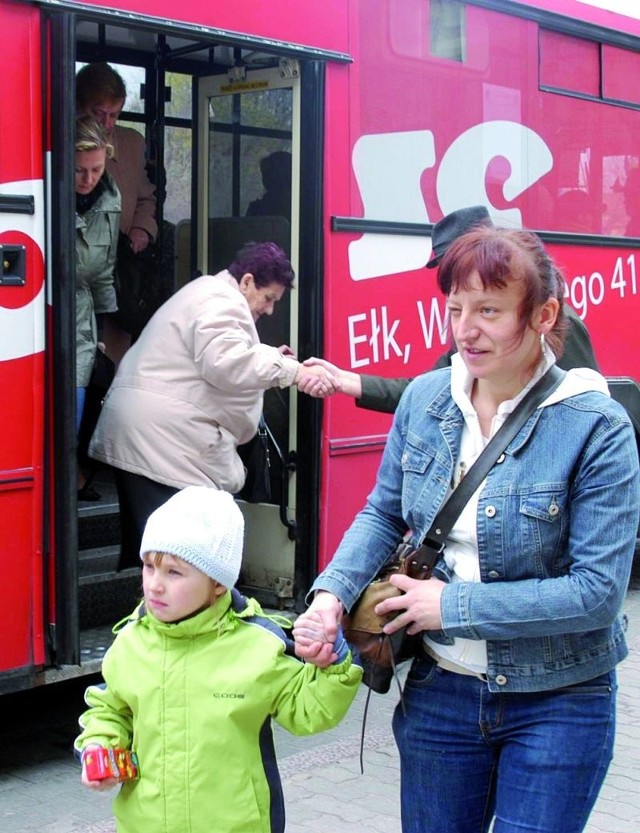 &#8211; Nie tylko młodzi jeżdżą autobusami. Te stare nie są przyjazne starszym ludziom. Trzeba koniecznie odmłodzić miejską komunikację w Ełku &#8211; twierdzi Urszula Prawdzik.L