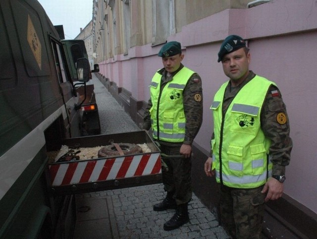 Saperzy ok. godz. 12.00 zabezpieczyli minę i wywieźli ją z Żagania