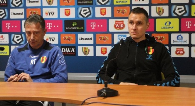 Na konferencji prasowej przed meczem z Lechem trener Ryszard Tarasiewicz i kapitan Korony Paweł Golański. 