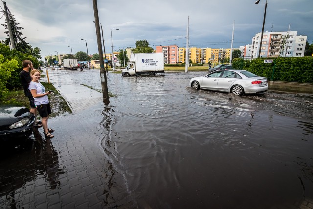 Woda zalewała niektóre ulice w Bydgoszczy.