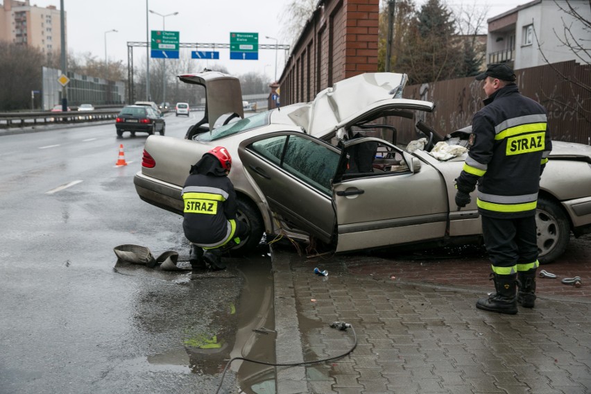 Koszmarny wypadek w Krakowie, kierowca zginął na miejscu