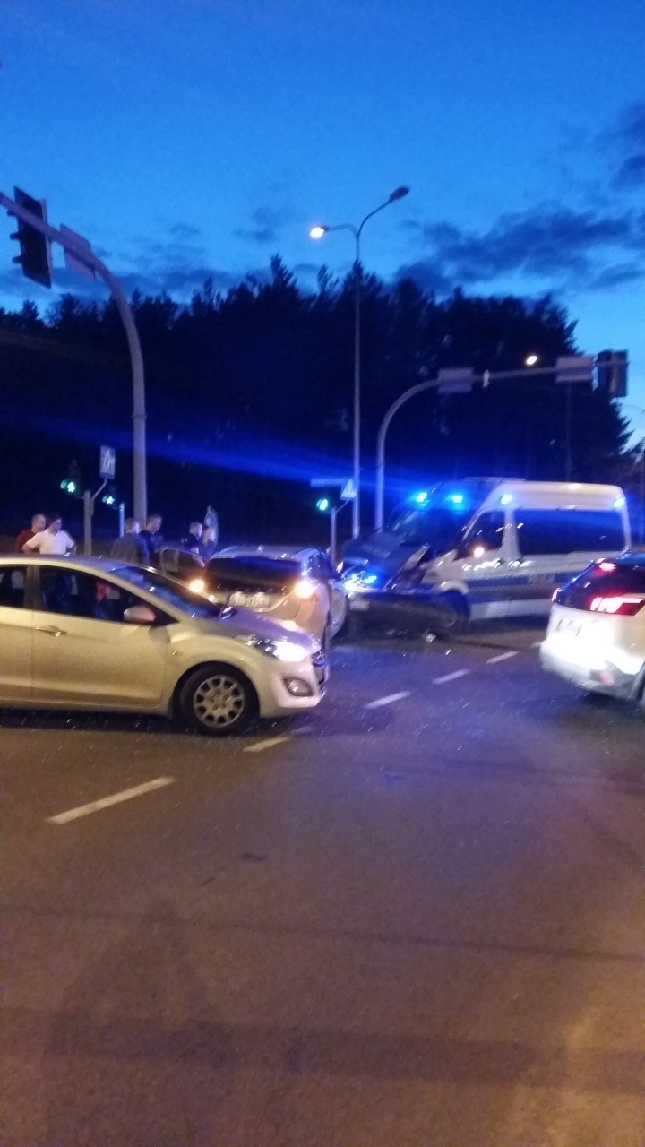 Białystok. Wypadek na skrzyżowaniu  ulic Raginisa z...