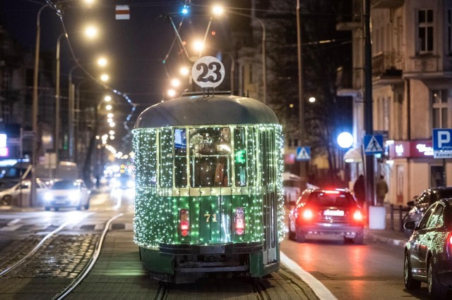 Ozdobiona lampkami świąteczna bimba to już tradycja Poznania.