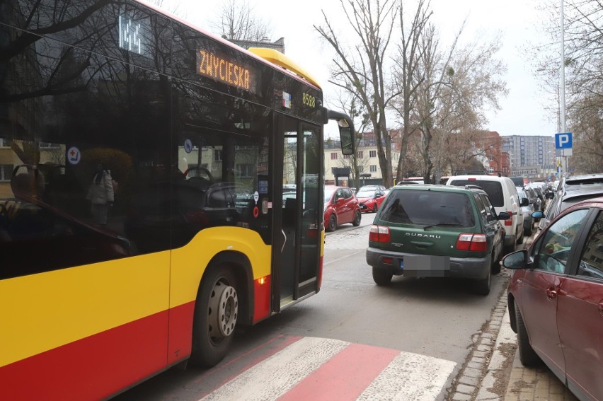 Źle zaparkowany samochód zablokował przejazd dla autobusu. MPK wprowadza objazdy