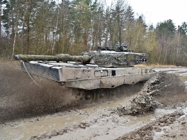 Przed zajęciem stanowisk czołgi musiały sforsować poligonowe drogi, które zamieniły się w grzęzawisko.