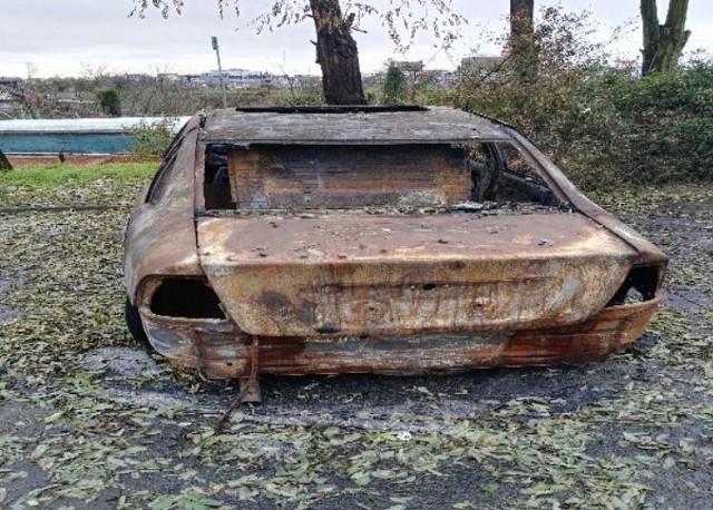 Opel vectra zalegał od lat przy ul. Strzegomskiej 272-296 na parkingu pod blokiem. Został usunięty