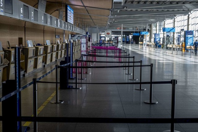 Od niedzieli z powodu koronawirusa międzynarodowe połączenia są zawieszone w całej Polsce. Na lotnisku Ławica życie zamarło. Zobacz więcej zdjęć ---->