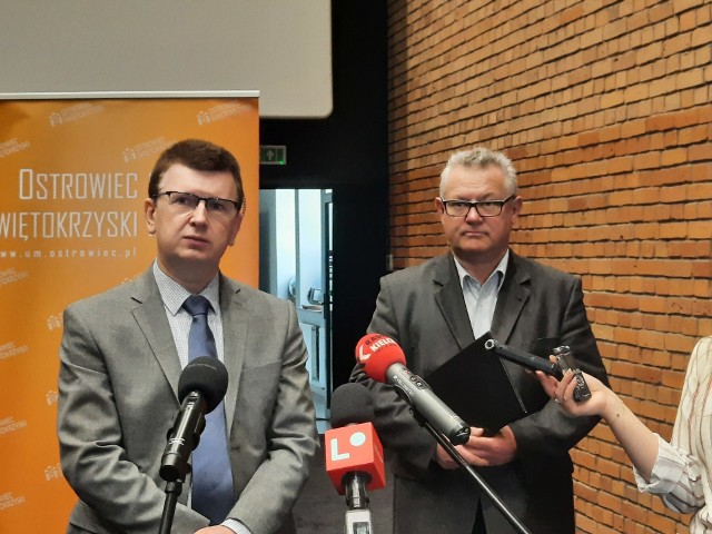 Prezydent Ostrowca Jarosław G&oacute;rczyński i naczelnik wydziału edukacji w Urzędzie Miasta Jan Bernard Malinowski.