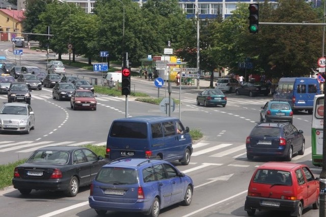 Sygnalizator kierunkowy zamontowano na jednym z głównych skrzyżowań w Kielcach - na przecięciu ulic Ogrodowej i Jana Pawła II.