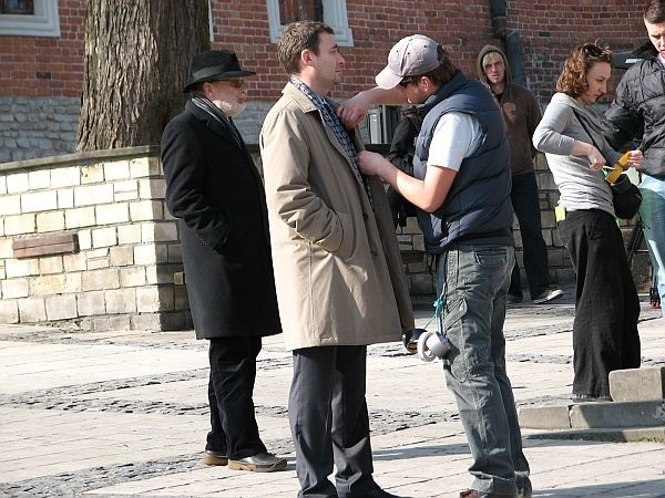 Jacek Rozenek zagrał kandydata na burmistrza; na zdjęciu z filmowym ojcem granym przez Aleksandra Bednarza.