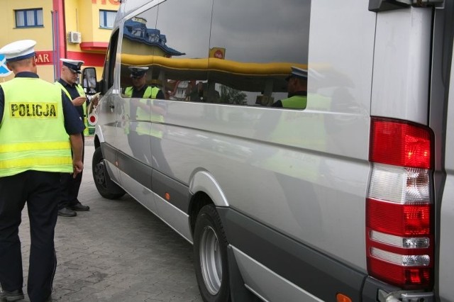 Policjanci sprawdzali między innymi dokumenty samochodów. 