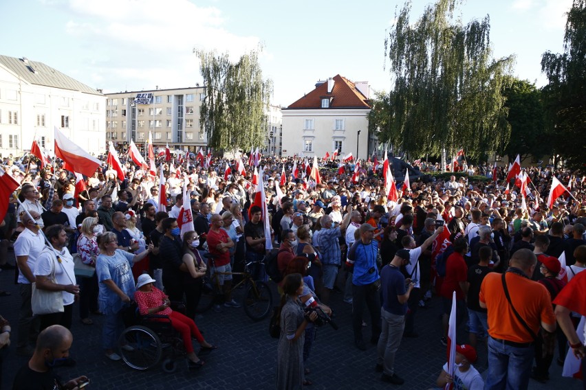Marsz Powstania Warszawskiego w Warszawie. Na trasie tęczowe flagi. Policja zdejmowała je z balkonów