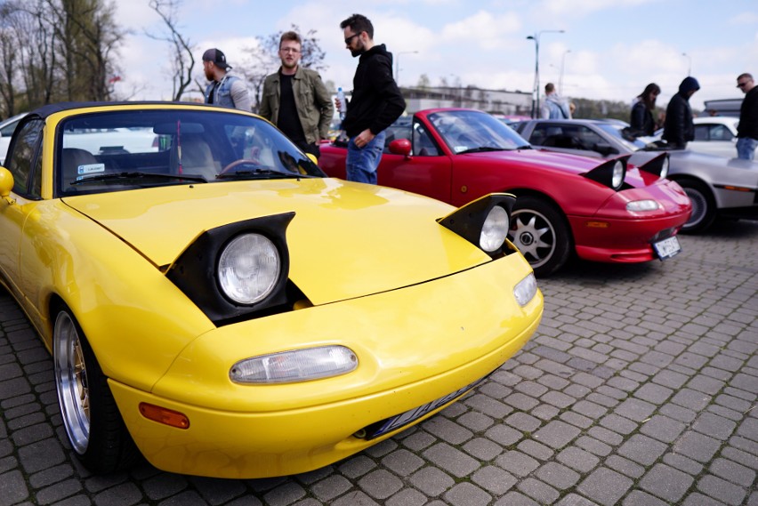 Mały fiat, mercedes, a nawet syrenka. Lubelskie klasyki rozpoczęły sezon! [ZDJĘCIA]