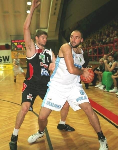 Michał Nikiel (z piłką), koszykarz Stali Stalowa Wola, jest optymistą przed spotkaniem z Basketem w Kwidzynie.