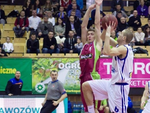 Marcin Nowakowski (w czerwonej koszulce, z piłką Krzysztof Krajniewski z Jeziora Tarnobrzeg), został nowym koszykarzem Jeziora Tarnobrzeg.