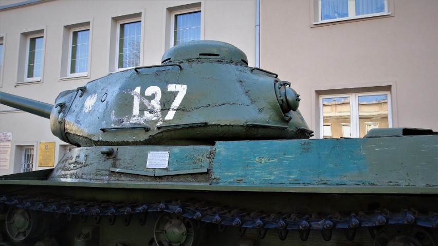 Nowohucki czołg został pomazany różnymi odcieniami zielonej farby