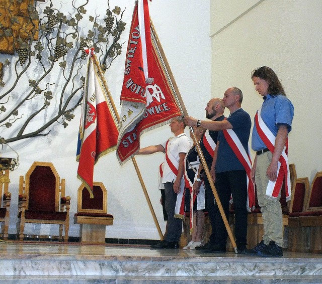 Podczas niedzielnej mszy świętej były dwa poczty sztandarowe Solidarności.