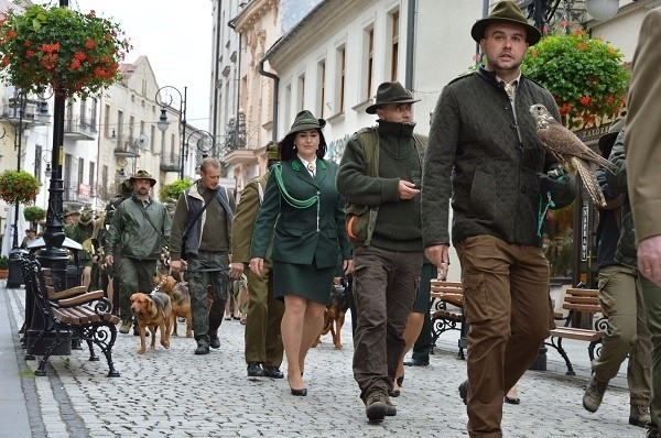 Sądecki rynek opanowali myśliwi z całej Polski [WIDEO]