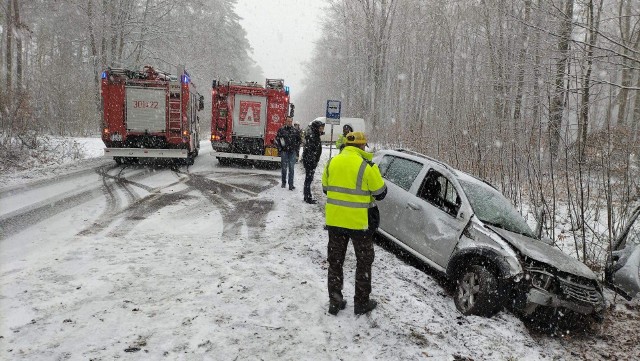 Wypadek koło Kłodawy. Samochód wypadł z drogi.