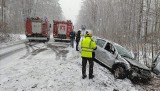 Wypadek koło Kłodawy. Jeden samochód wjechał do rowu, drugi dachował