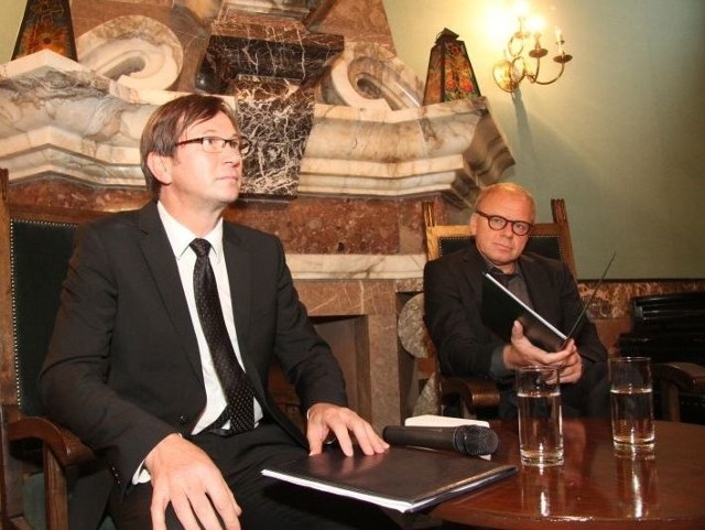 Aktorzy Michał Breitenwald i Piotr Cyrwus podczas salonu poezji w Kielcach czytali wiersze Czesława Miłosza.