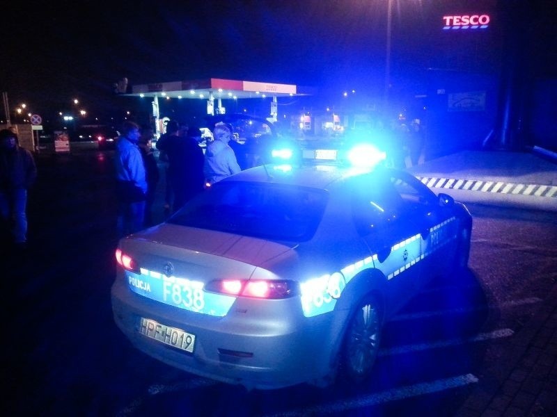 Zlot samochodów na parkingu Tesco w Łodzi