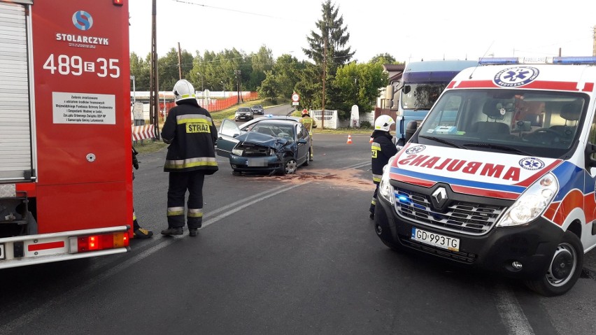 Groźny wypadek w Lutomiersku. Skoda zderzyła się z ciężarówką [ZDJĘCIA]