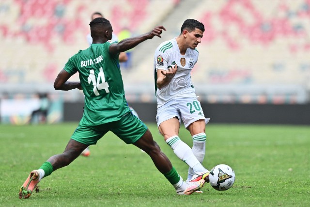 Na zdjęciu Mohamed Buya Turay (z lewej) podczas meczu Sierra Leone - Algieria w Pucharze Narodów Afryki w 2021 roku.
