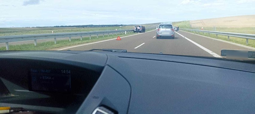 Wypadek na drodze S6 niedaleko Kołobrzegu. Porsche zderzyło się z BMW, dwie osoby w szpitalu [ZDJĘCIA]