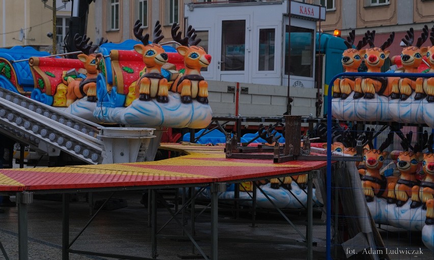 Karuzela z reniferowymi gondolami na Rynku Kościuszki w...