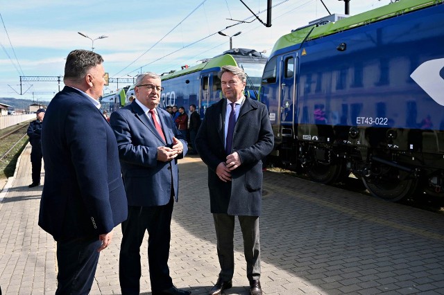 Dariusz Seliga - prezes PKP Cargo, minister infrastruktury Andrzej Adamczyk i Zbigniew Jakubas - główny udziałowiec Newagu na dworcu PKP w Nowym Sączu