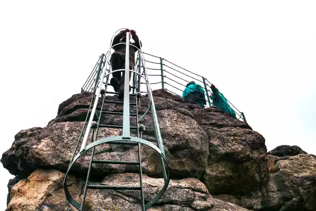 Bezpieczna wspinaczka na 40 metrową skałę wymaga dużej ilości sztucznych zabezpieczeń.