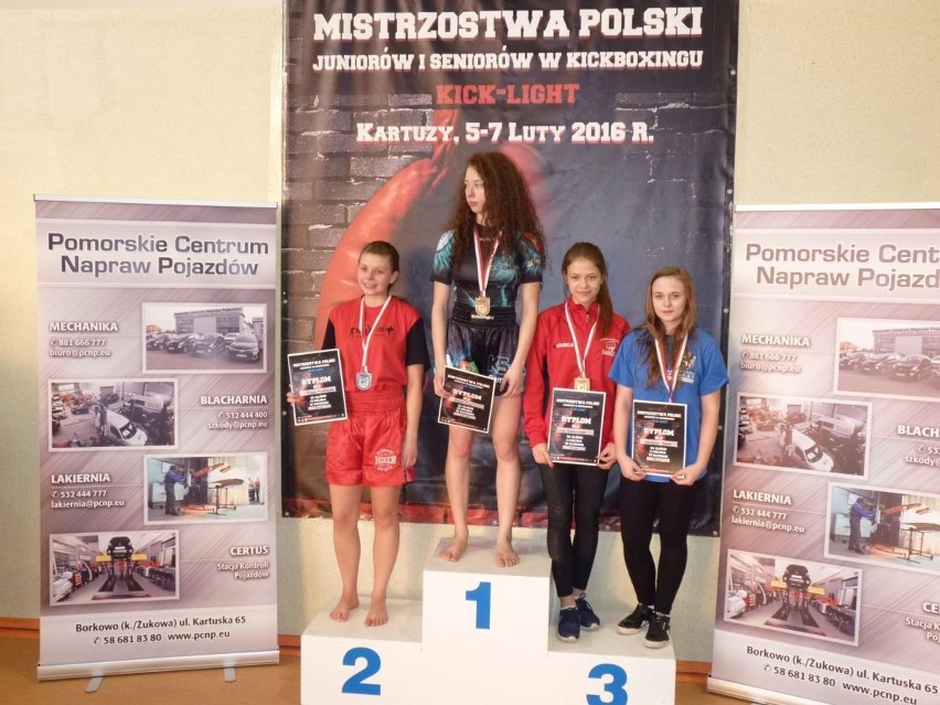 Trzy medale skarżyskich kickboxerów w mistrzostwach kraju. Wojowniczka Roksana Dargiel niepokonana!