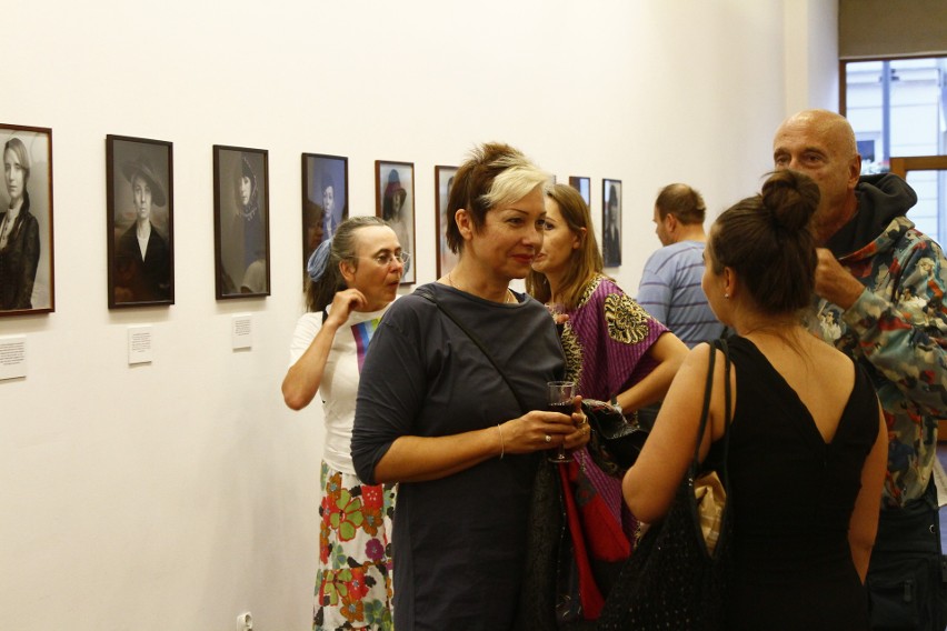 Wystawa „patRIOTki” Anki Leśniak: Suknie z granatami, bronią i laskami dynamitu na wystawie w galerii [ZDJĘCIA]