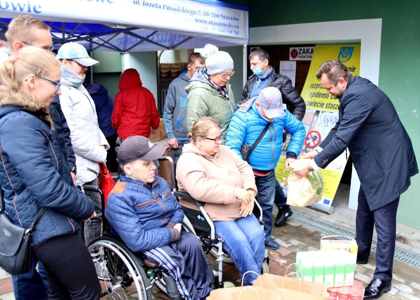 Wicestarosta Leszek Guzal pomagał wydawać paczki dla...