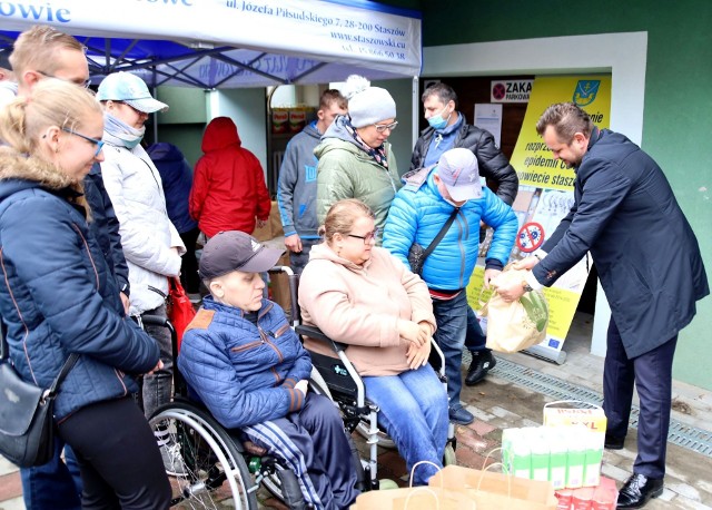 Wicestarosta Leszek Guzal pomagał wydawać paczki dla podopiecznych Warsztatów Terapii Zajęciowej w Połańcu.