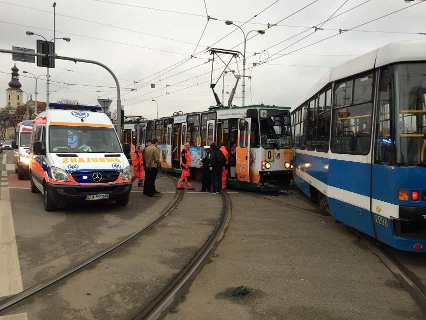 Wrocław: Zderzenie dwóch tramwajów przy pl. Wróblewskiego. Były duże utrudnienia (ZDJĘCIA)