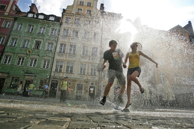 W trakcie upałów na wrocławskim Rynku rozstawiane są tzw. kurtyny wodne