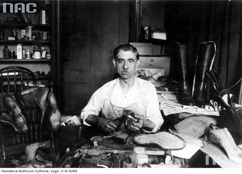 Szewc w trakcie pracy w warsztacie. Paźdizernik 1929