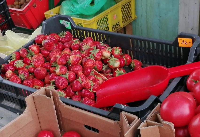 Na bazarach najczęściej truskawki sprzedaje się na kilogramy...