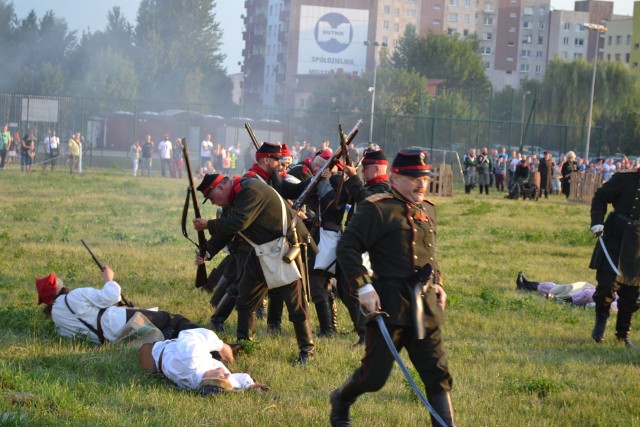 Rekonstrukcja historyczna z czasów powstania styczniowego była częścią sobotnich uroczystości na Placu Papieskim w Sosnowcu-Klimontowie, które zorganizowano z okazji setnej rocznicy odzyskania przez Polskę niepodległości.