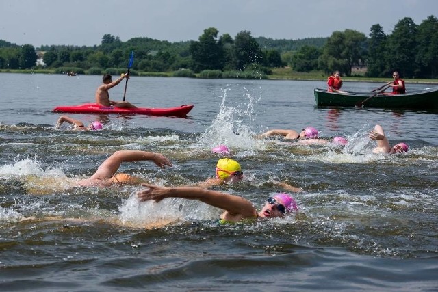 Zarząd Okręgowy WOPR i Ośrodek Sportu i Rekreacji w Rawie Mazowieckiej zapraszają na XXIV Maraton Pływacki im. Pawła Pioruna w Rawie Mazowieckiej o puchar burmistrza miasta. Maraton odbędzie się w sobotę 21 lipca na zalewie Tatar. Początek o godz. 13. Na zdjęciach ubiegłoroczna edycja maratonu – powspominajmy.