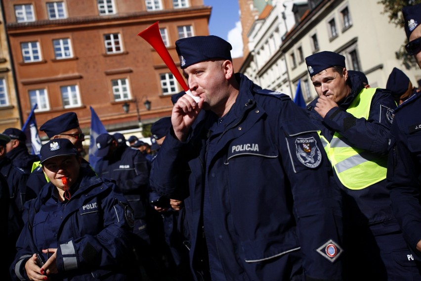 Protest policjantów w Warszawie. Mundurowi domagają się...